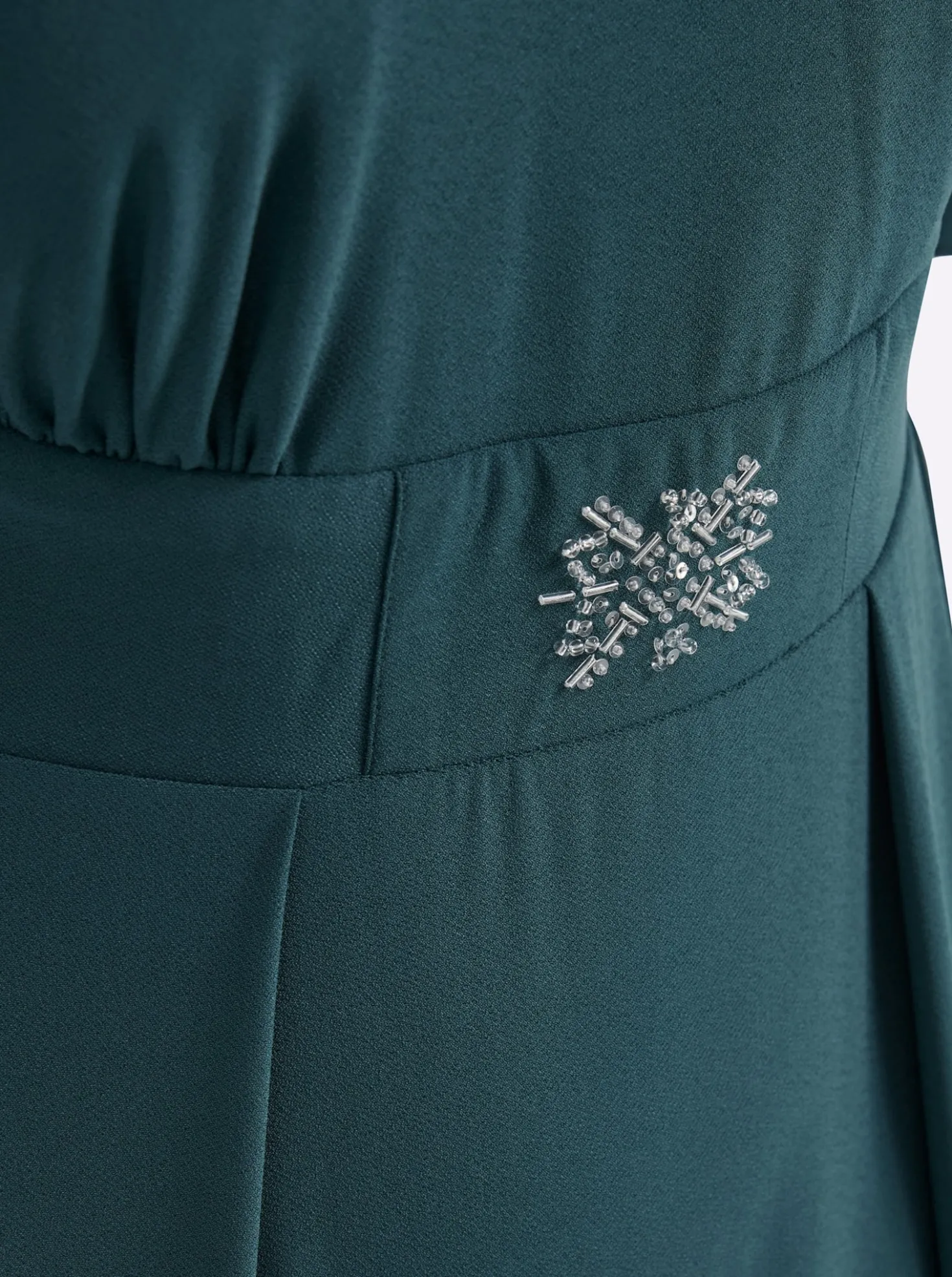Abendkleid mit Stickerei am Taillenbund