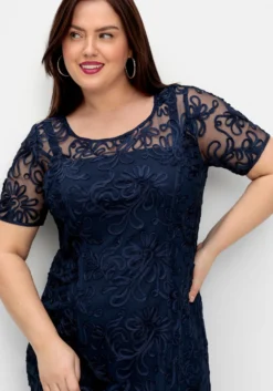 Abendkleid mit Zierborten