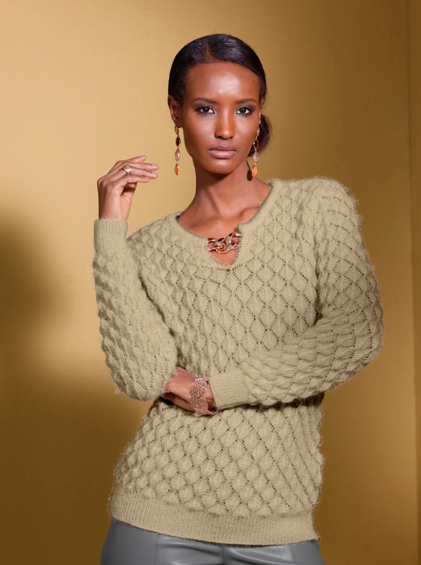 Ajourpullover mit Ketten-Applikation