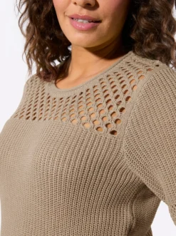 Ajourpullover mit Rollkanten