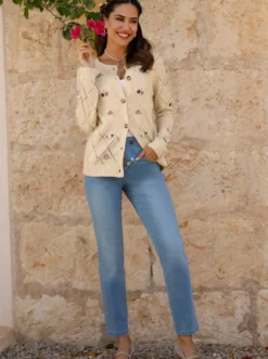 Ajourstrickjacke mit Blütenstickereien