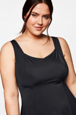 Badekleid mit integrierter Hose und Shaping-Effekt