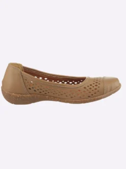 Ballerina mit perforiertem Leder