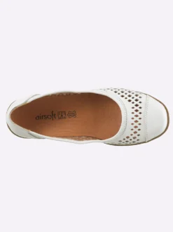 Ballerina mit perforiertem Leder