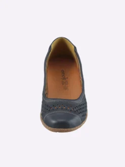 Ballerina mit perforiertem Leder