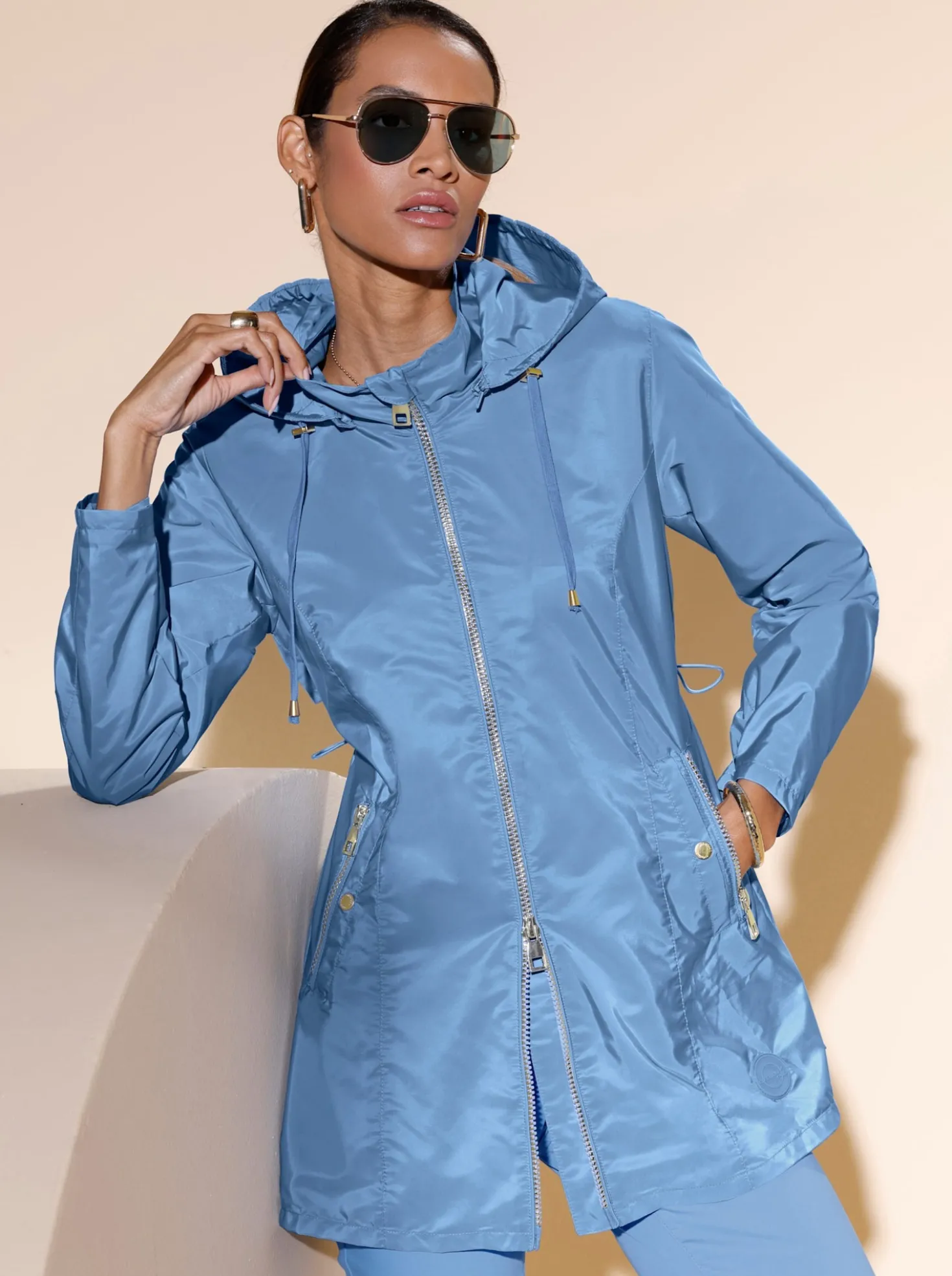 Übergangsjacke mit Tunnelzug auf Taillenhöhe hinten