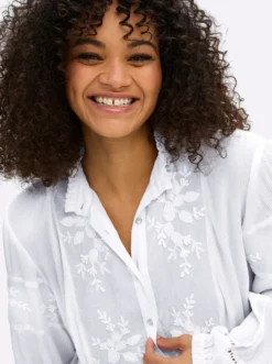 Bluse mit Stehkragen und Blüten-Stickereien