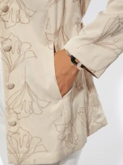 Blusenjacke mit knöpfbarem Gehschlitz hinten
