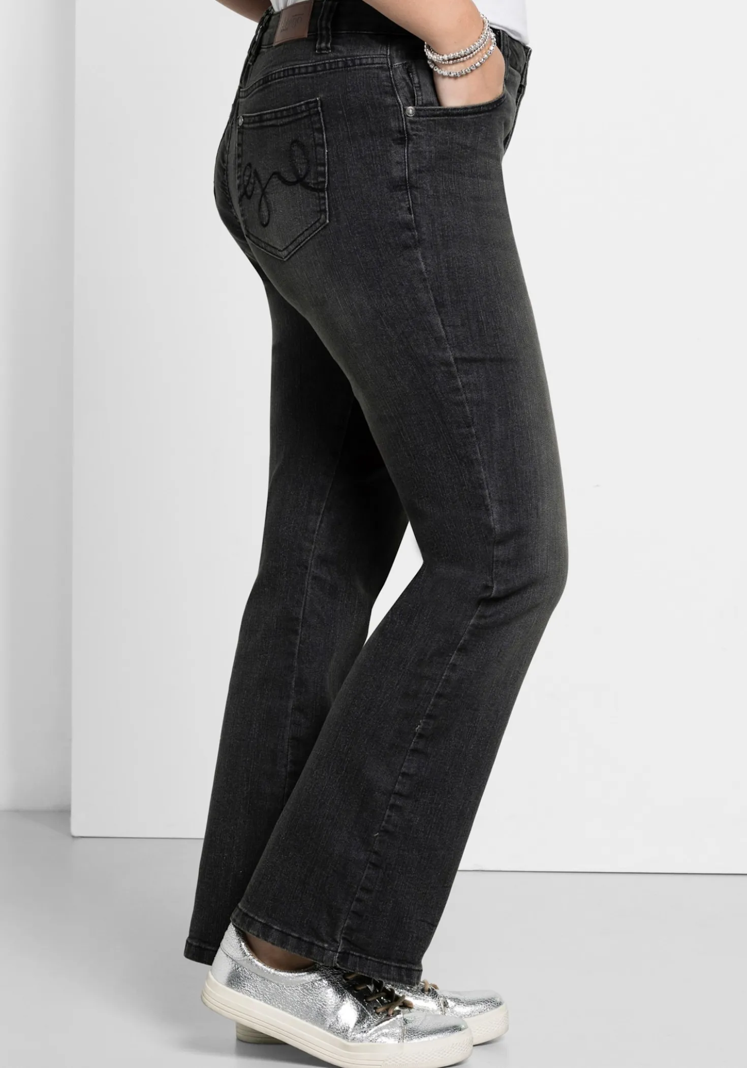Bootcut-Jeans mit Used-Effekten