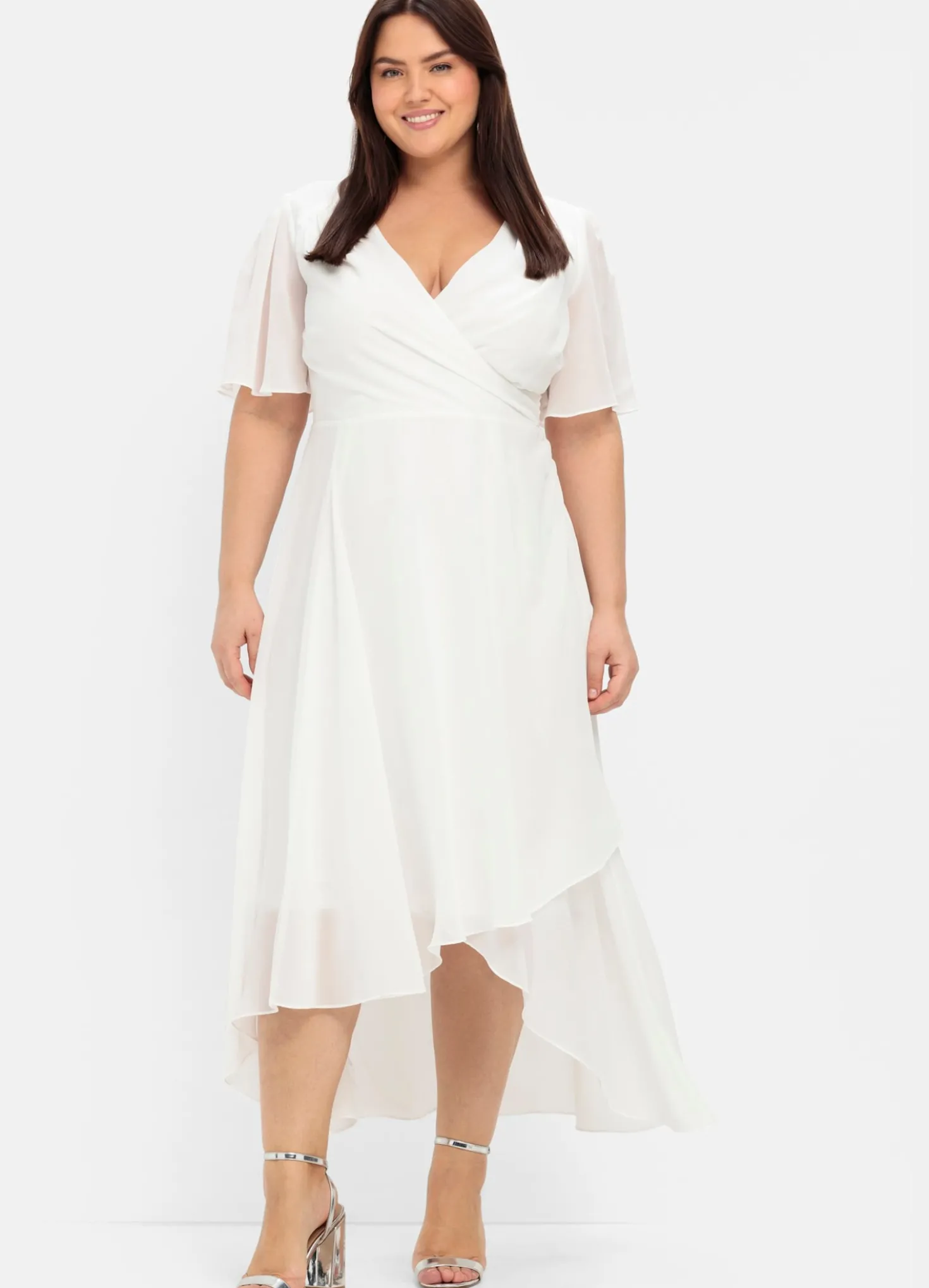 Chiffonkleid mit asymmetrischem Saum