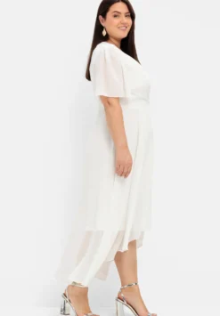 Chiffonkleid mit asymmetrischem Saum