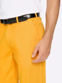 Chinohose mit 2 eingearbeiteten Gesäßtaschen