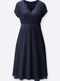 Cocktailkleid mit kunstvollem Spitzeneinsatz