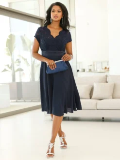 Cocktailkleid mit kunstvollem Spitzeneinsatz