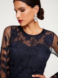 Elegantes Abendkleid mit Stickerei