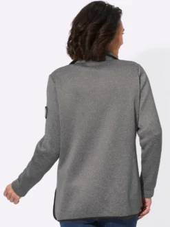 Fleecejacke mit hohen Seitenschlitzen