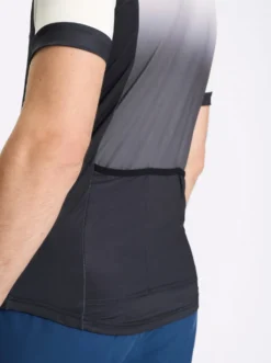 Funktionsshirt mit Reißverschluss-Taschen hinten