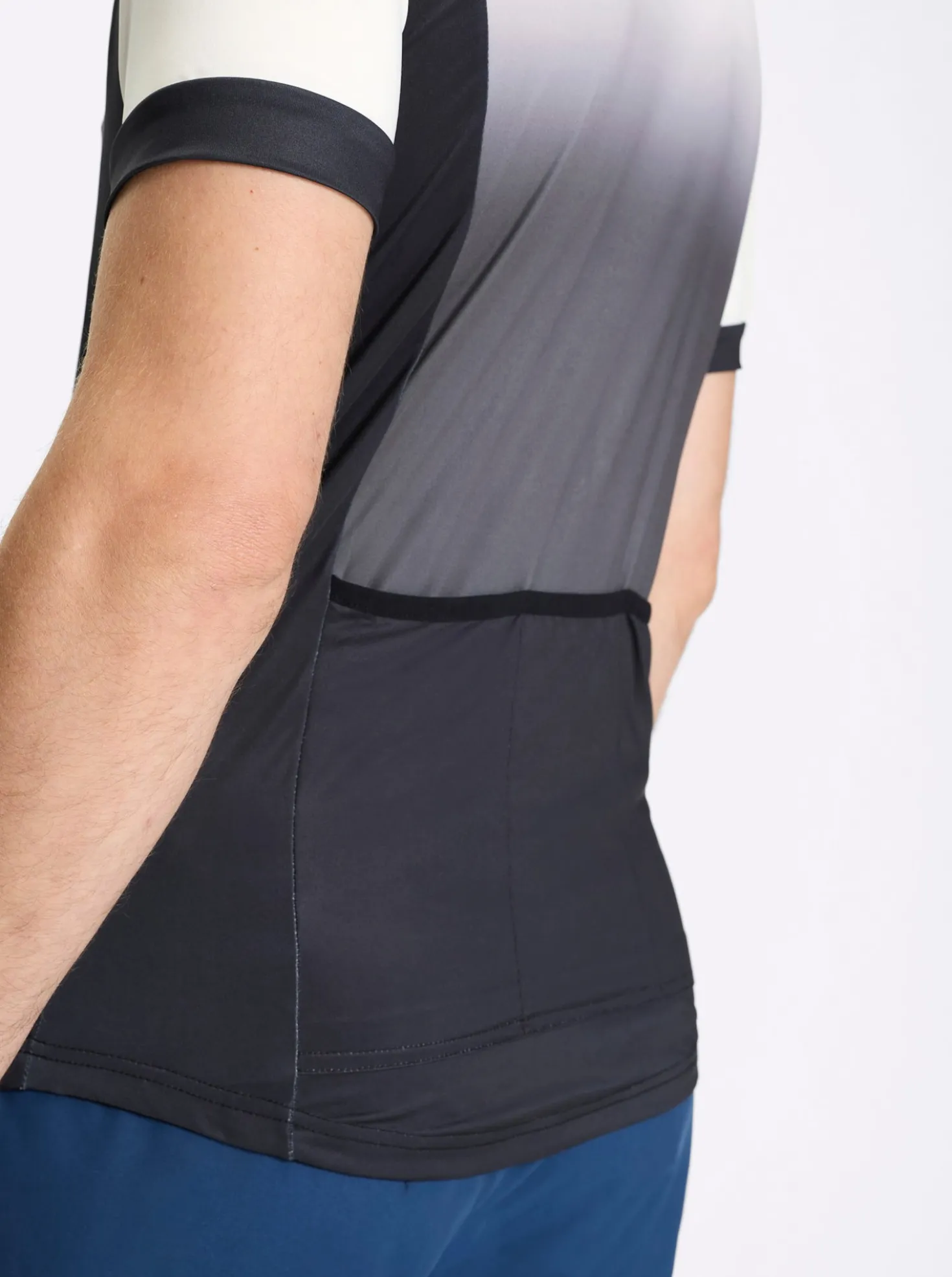 Funktionsshirt mit Reißverschluss-Taschen hinten