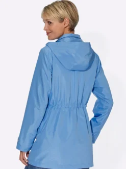 Jacke mit regulierbarer Kapuze und Taille