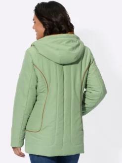 Jacke mit weitenregulierbarer Kapuze
