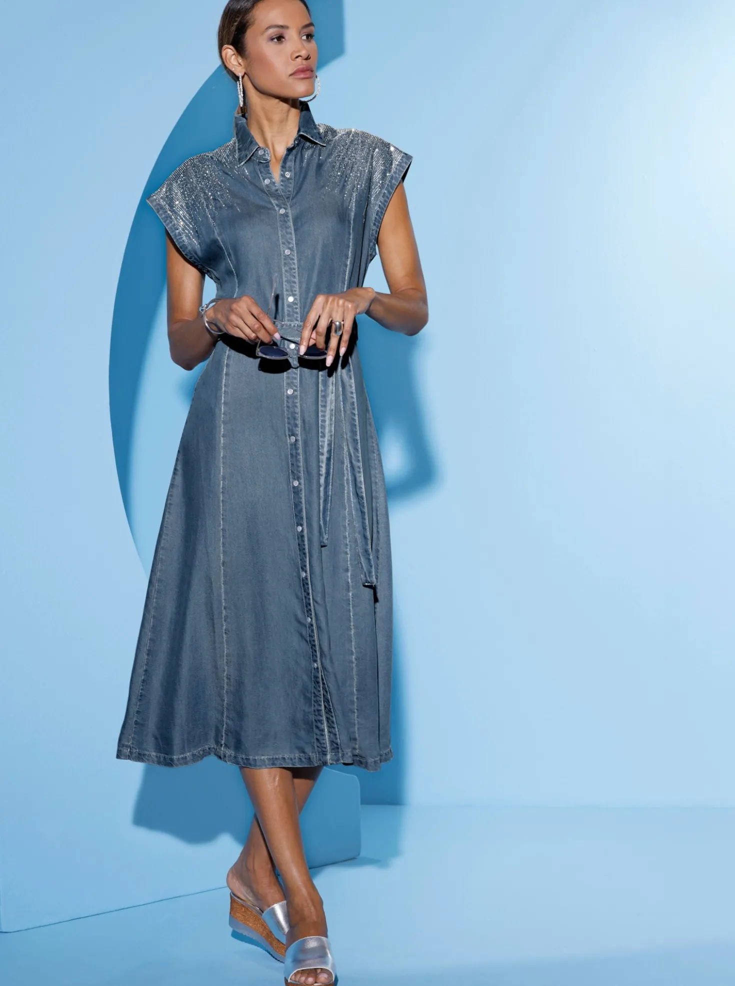 Jeanskleid mit Glitzersteinchen vorne und hinten