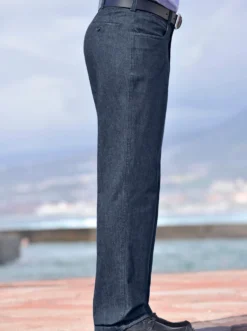 Jeans mit 2 knöpfbaren Gesäßtaschen