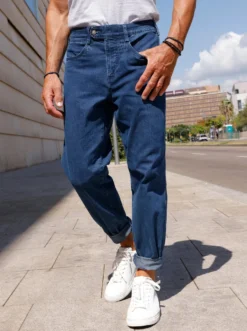 Jeans mit 2 knöpfbaren Gesäßtaschen