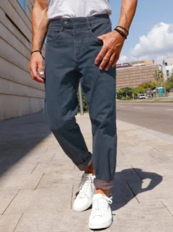 Jeans mit 2 knöpfbaren Gesäßtaschen