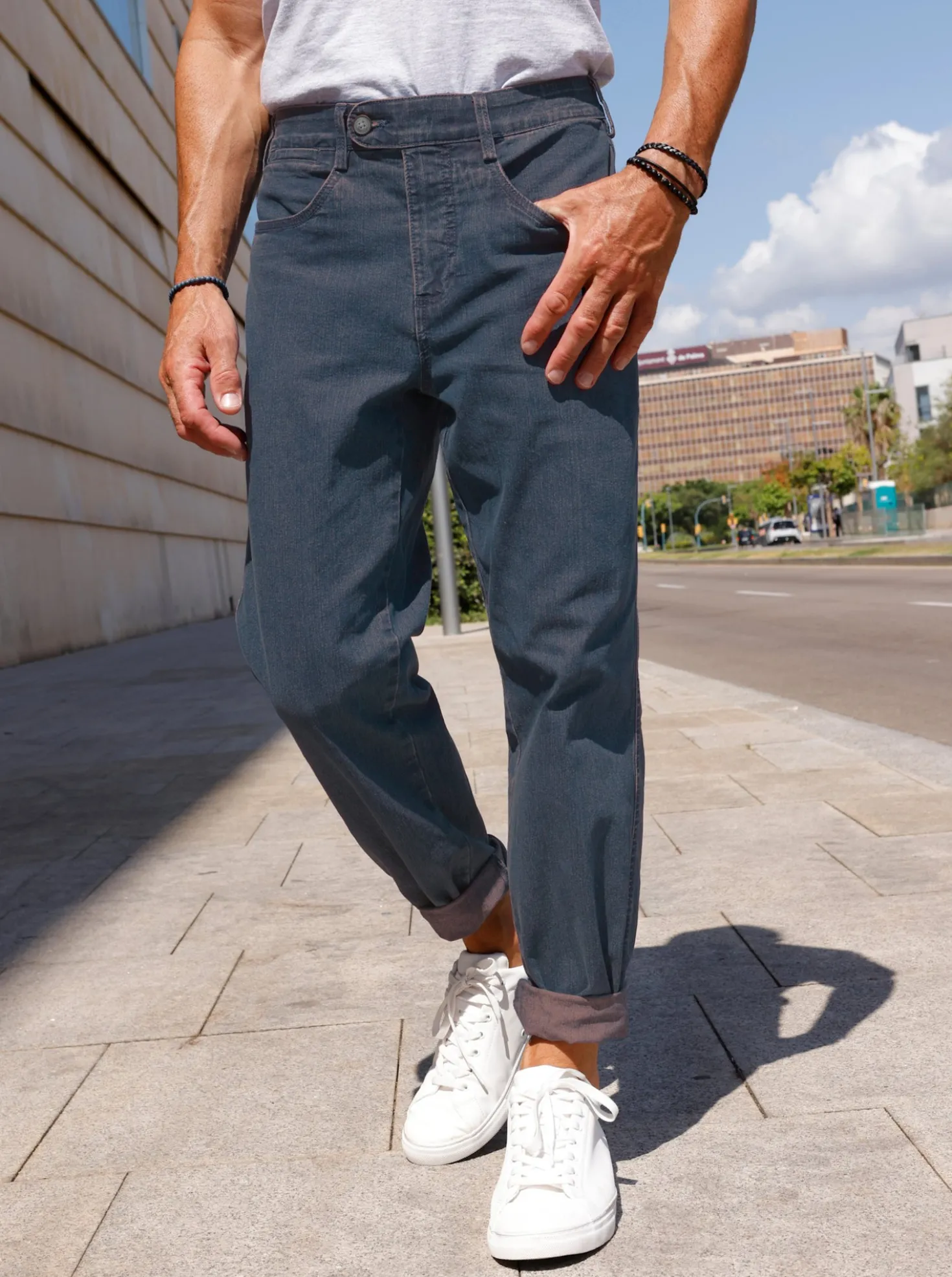 Jeans mit 2 knöpfbaren Gesäßtaschen