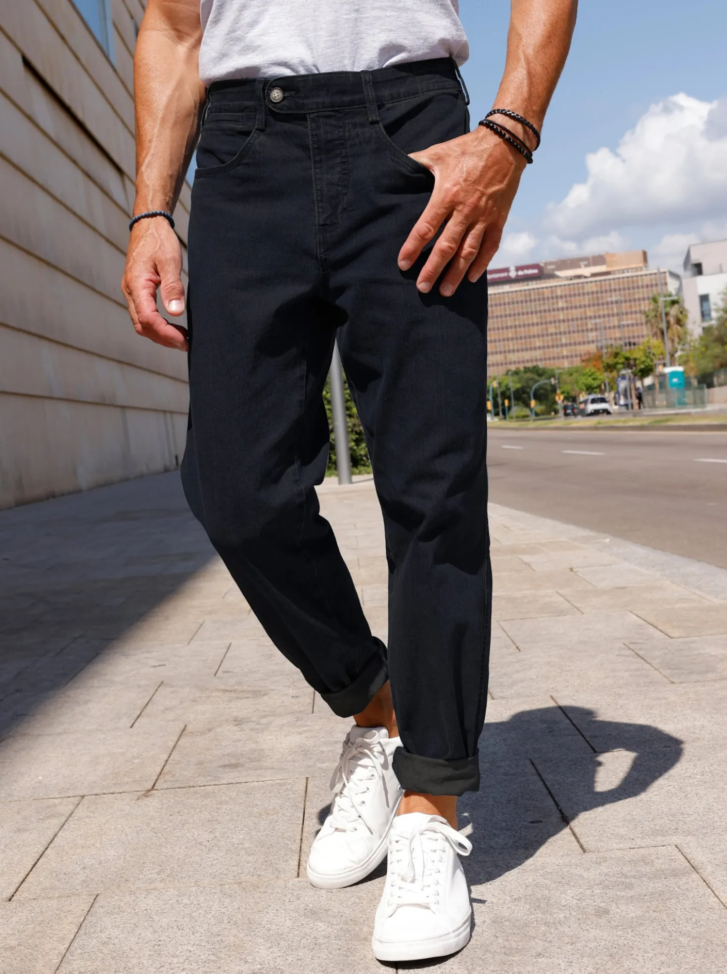 Jeans mit 2 knöpfbaren Gesäßtaschen