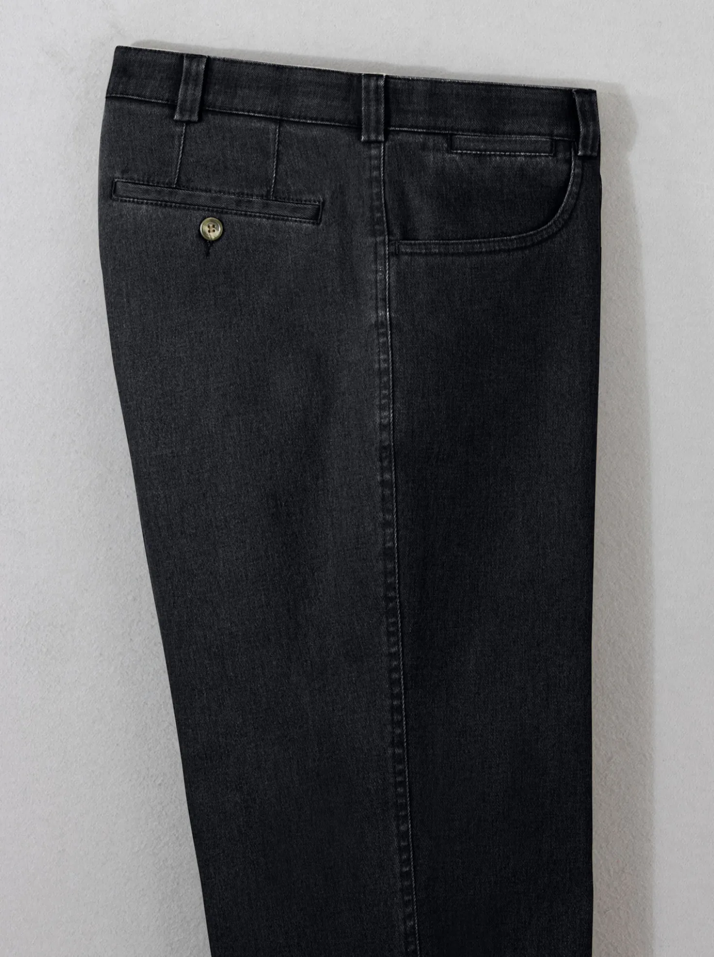 Jeans mit 2 knöpfbaren Gesäßtaschen