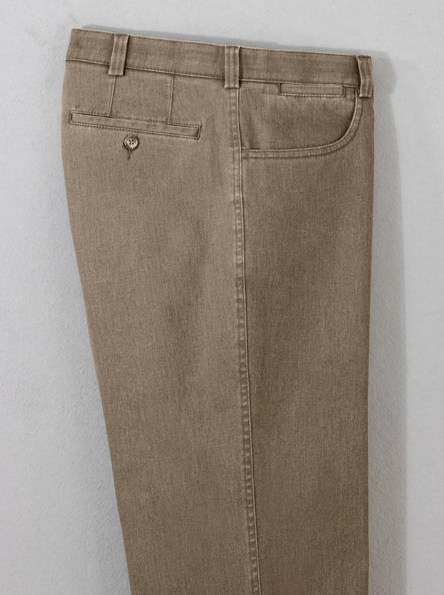 Jeans mit 2 knöpfbaren Gesäßtaschen