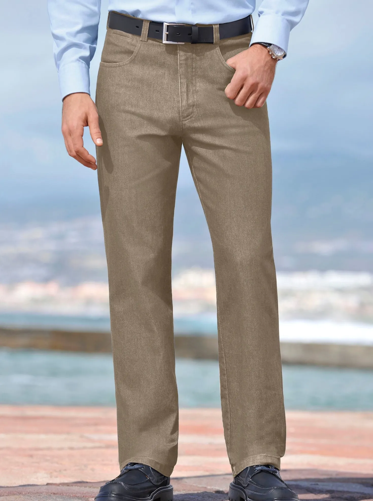 Jeans mit 2 knöpfbaren Gesäßtaschen
