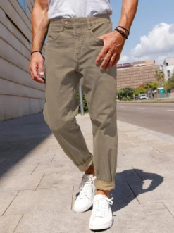 Jeans mit 2 knöpfbaren Gesäßtaschen