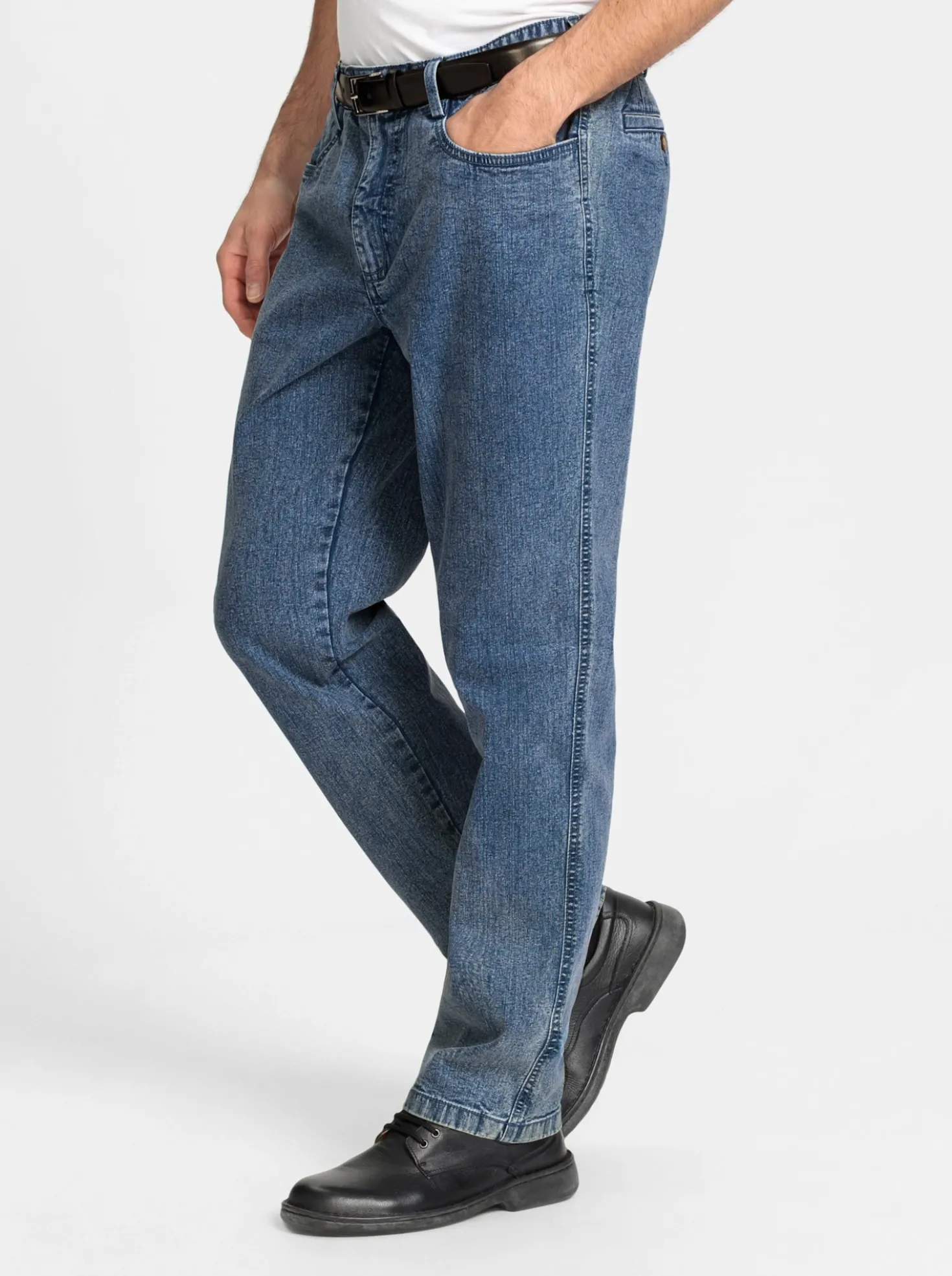 Jeans mit 2 knöpfbaren Gesäßtaschen