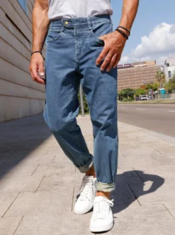 Jeans mit 2 knöpfbaren Gesäßtaschen