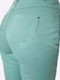 Jeans mit Reißverschluss am Bein