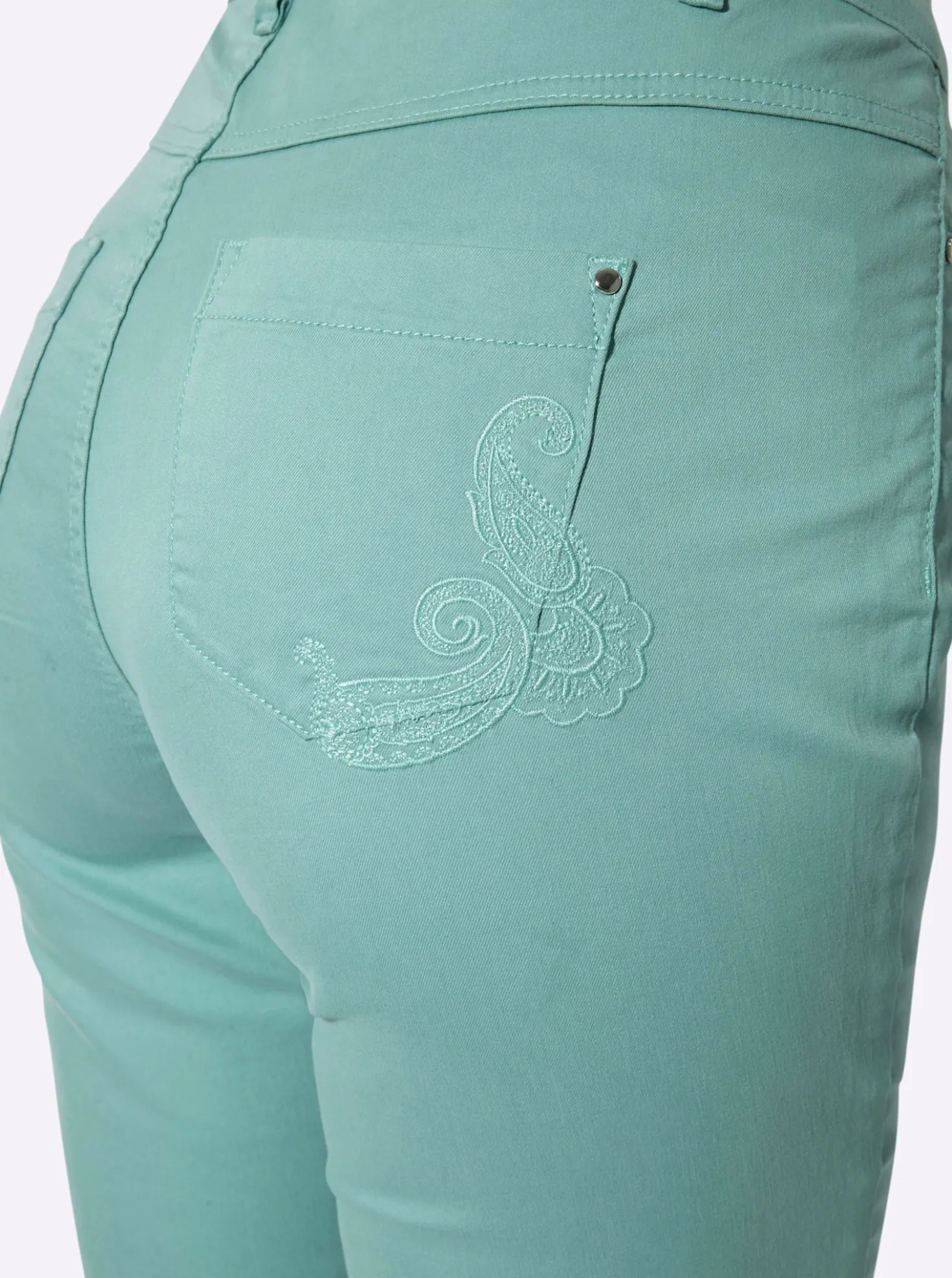 Jeans mit Reißverschluss am Bein