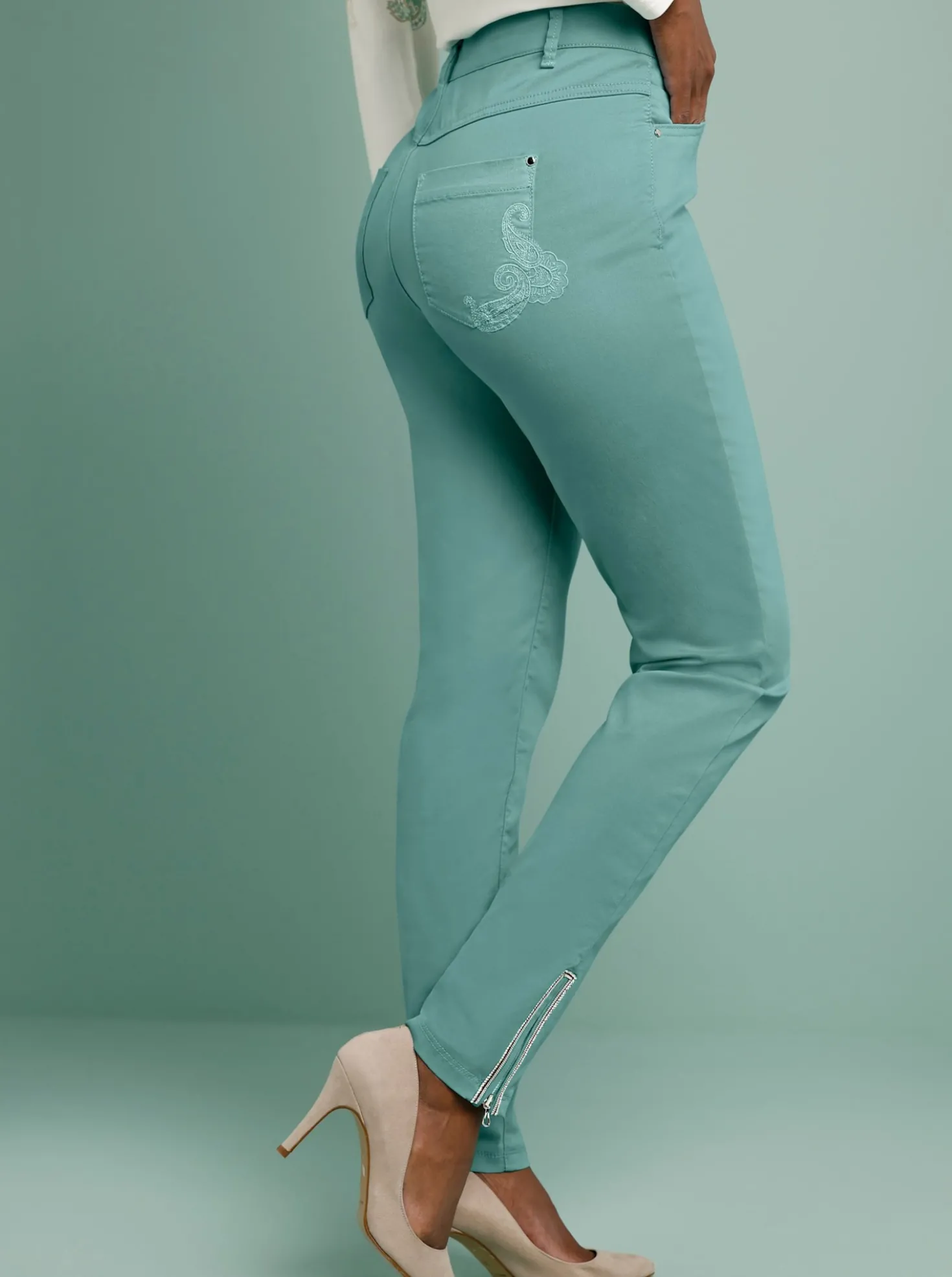 Jeans mit Reißverschluss am Bein