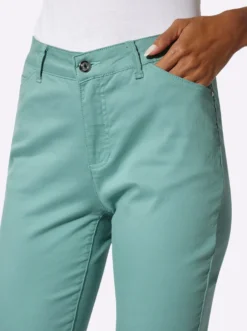 Jeans mit Reißverschluss am Bein