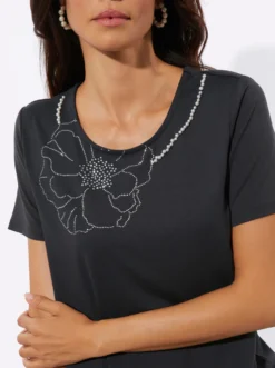 Kurzarmshirt mit Blüten-Applikation