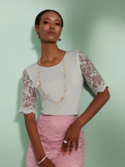 Kurzarmshirt mit floraler Spitze