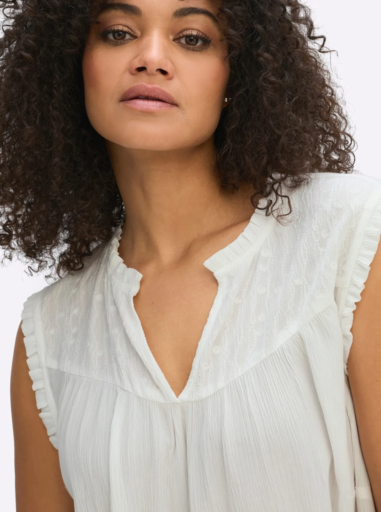 Ärmellose Bluse mit Rüschen und Stickerei