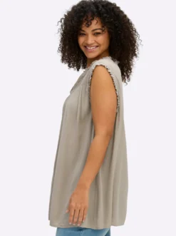 Ärmellose Bluse mit Rüschen und Stickerei