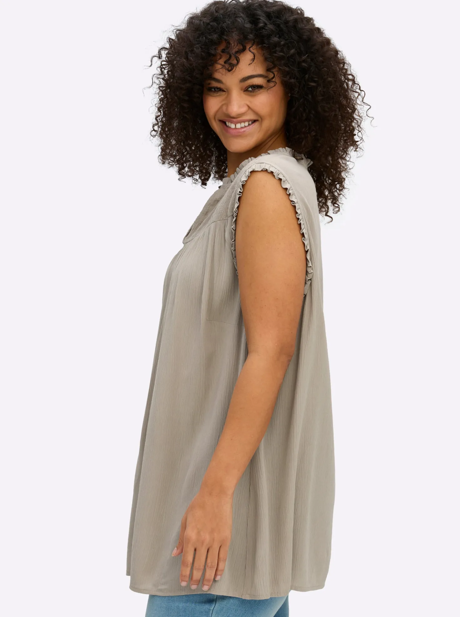 Ärmellose Bluse mit Rüschen und Stickerei