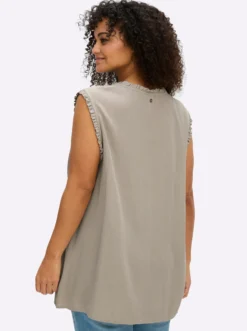 Ärmellose Bluse mit Rüschen und Stickerei