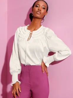 Satinbluse mit aufgenähten Rüschen-Bändern