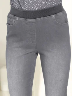 Schlupfjeans mit geripptem Strick-Dehnbund