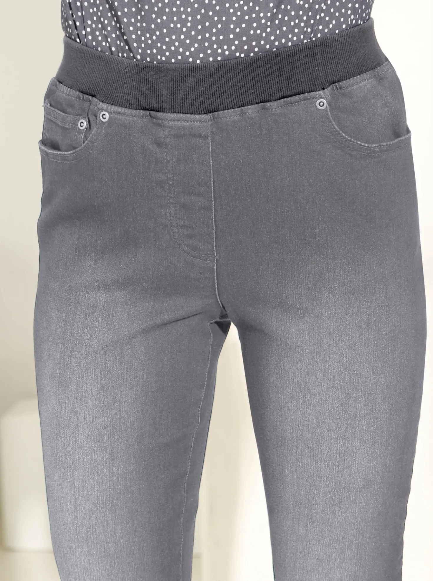 Schlupfjeans mit geripptem Strick-Dehnbund