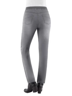 Schlupfjeans mit geripptem Strick-Dehnbund